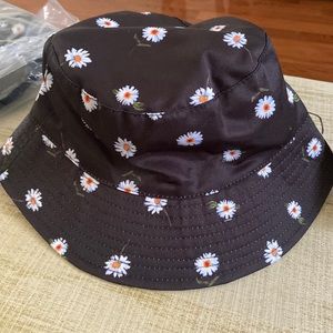 Alice + Olivia By Stacey Bendet Black White Daisy Printed Reversible Bucket Hat